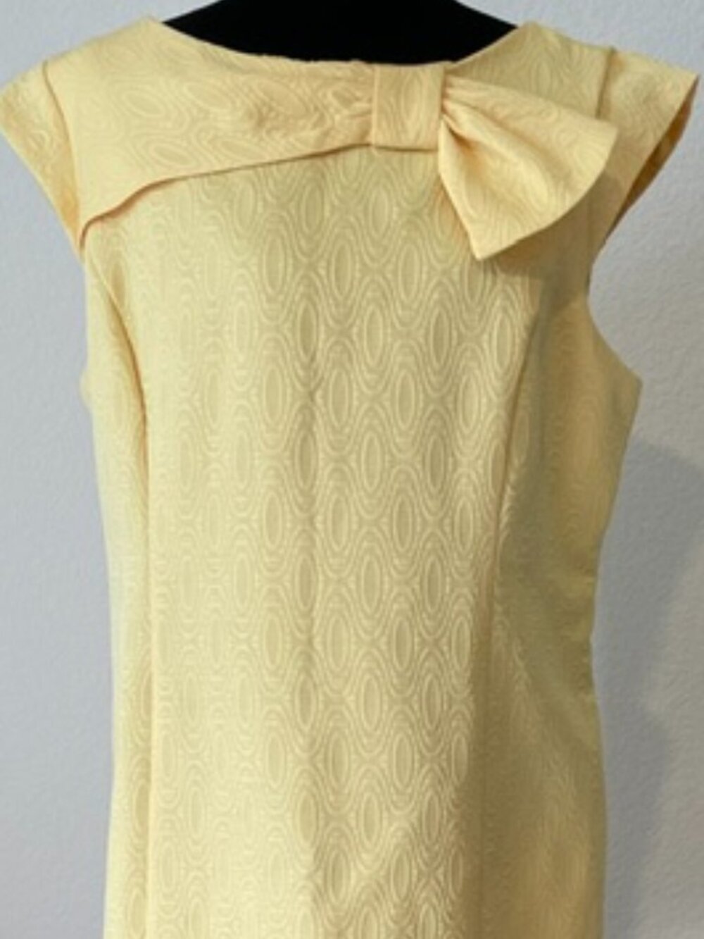 Sandra Darren Women's Size 16 Yellow Bow Neckline Sheath Dress